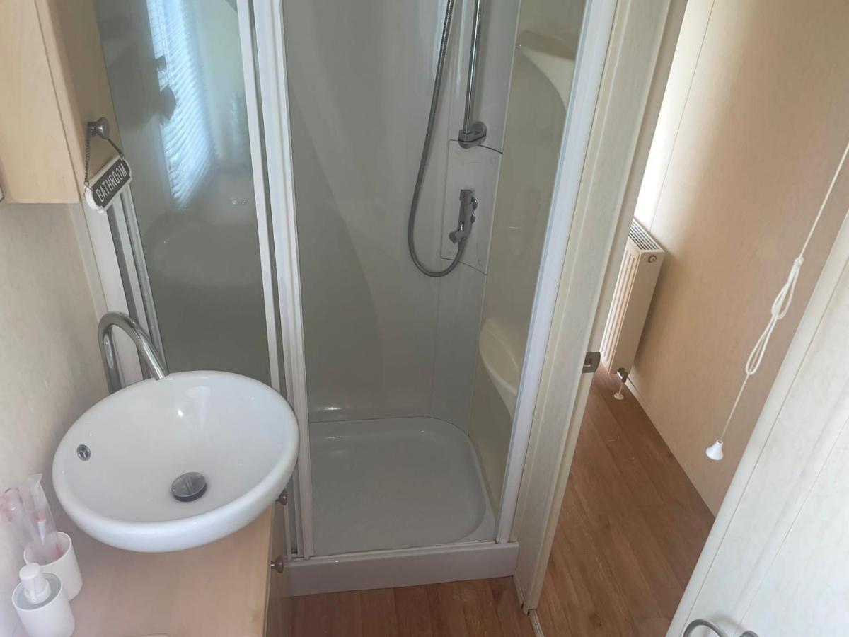 Remarkable 2-Bed Villa Caravan In Driffield Скипсея Экстерьер фото